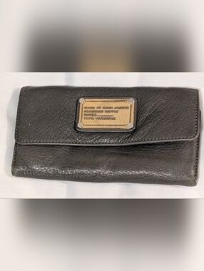 Marc by Marc Jacobs Vintage Olive Green leather trifold Wallet with Gold Plaque
